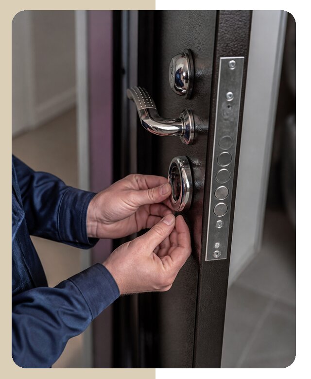 Замена броненакладки входной двери в Луге под ключ